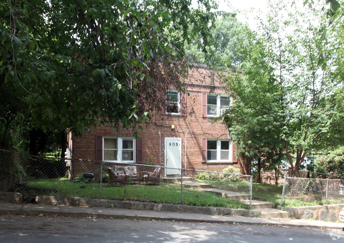 Primary Photo - 605 Silver Spring Ave
