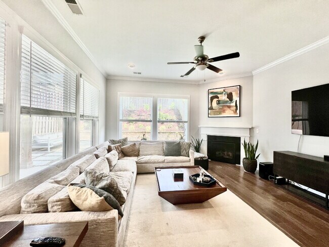 Foto del edificio - LUXURY TOWNHOME near Southend