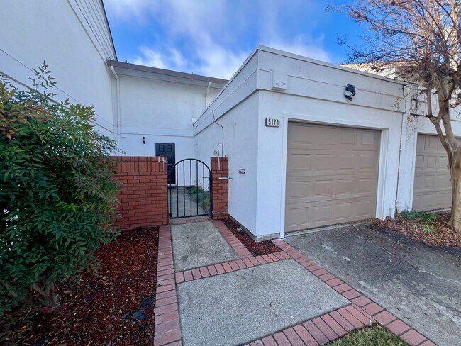 Foto del edificio - Great Townhome in the Pocket area close to everything!