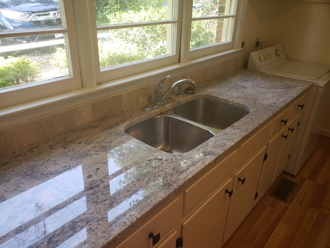 Foto del edificio - Charming Renovated Ranch in Durham's Trend...
