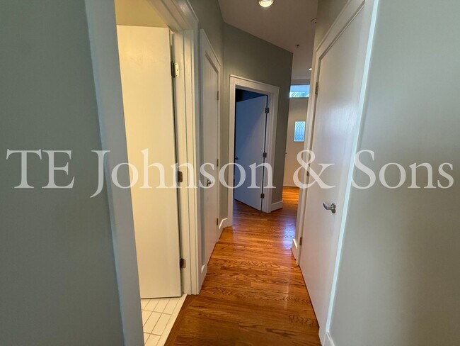 Foto del edificio - Modern Three Level Townhome in the Heart o...