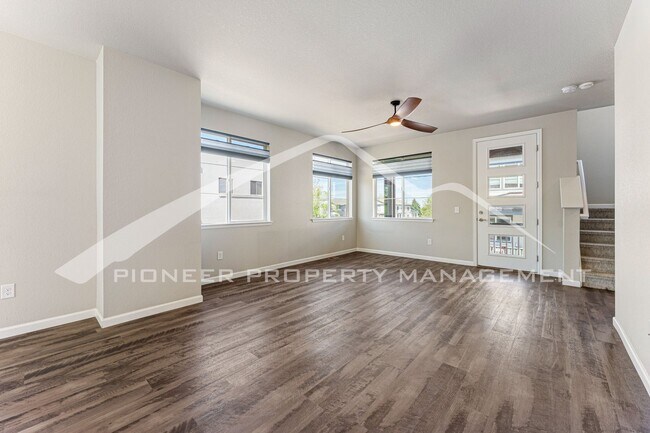 Foto del edificio - Gorgeous Townhouse with Washer/Dryer and C...