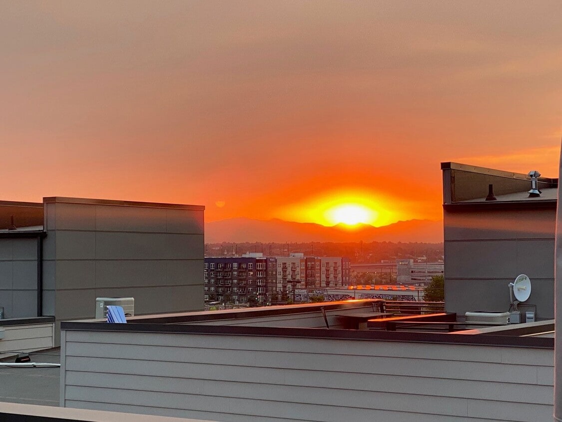 2 Bedroom Townhome in the Heart of Rino! - 2 Bedroom Townhome in the Heart of Rino!