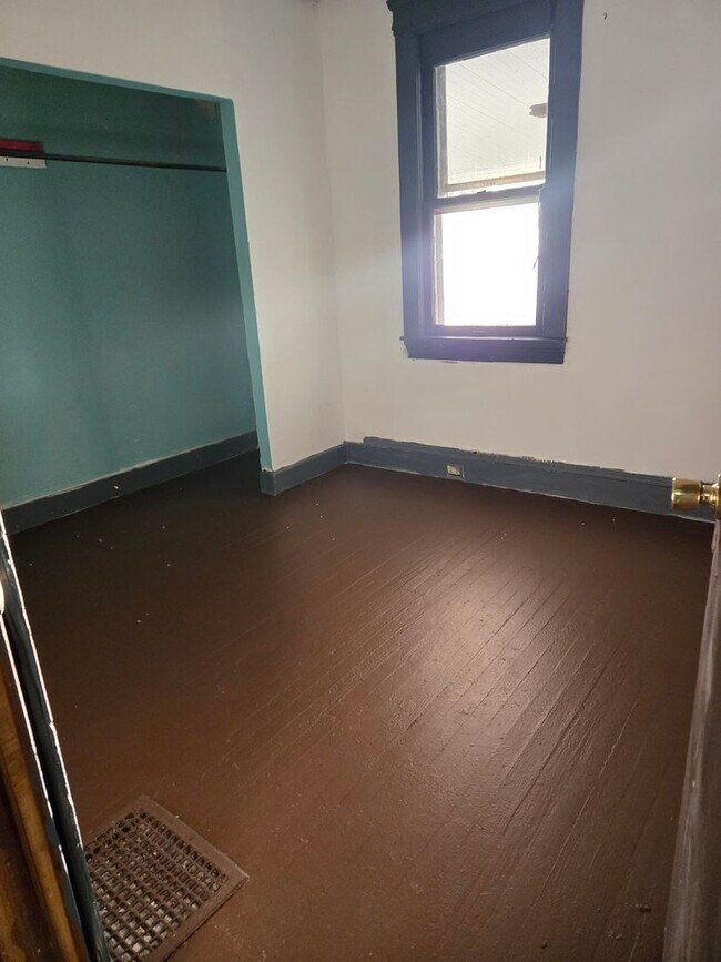 Building Photo - 3-Bedroom Single-Family Home with Modern F...