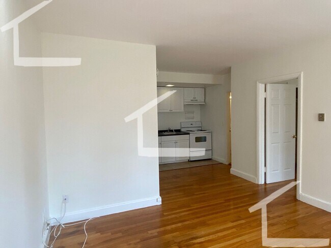 Building Photo - Stunning Kenmore Squ 1 Bed! Hot Water Incl...
