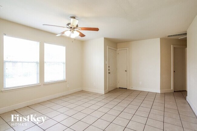 Building Photo - 20830 Settlers Lake Cir N