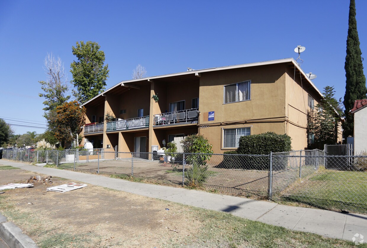 Edificio - 14853 Sylvan St
