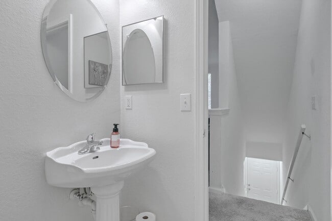 Photo - 10075 Gate Pkwy N Apartment