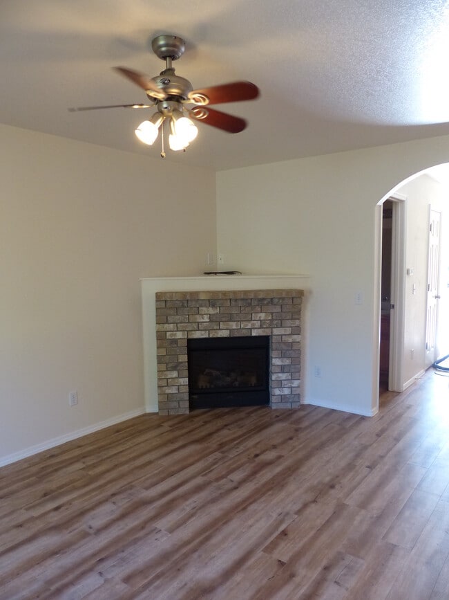 Building Photo - 1214 Forsythia Ave