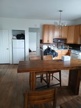 Building Photo - 3022 W Wilson Ave