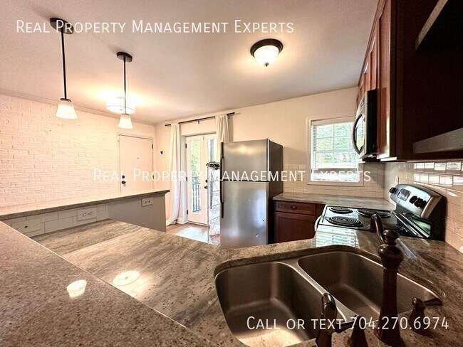 Foto del edificio - 4921 Park Rd