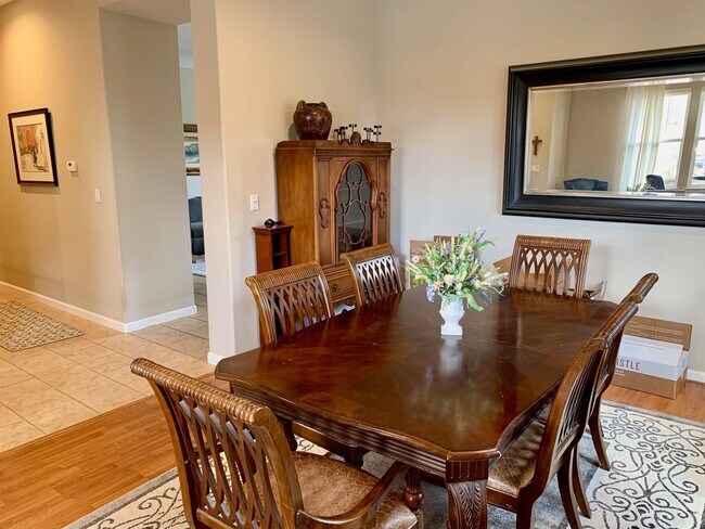 Building Photo - Beautifully Updated Single-Story Home on Q...