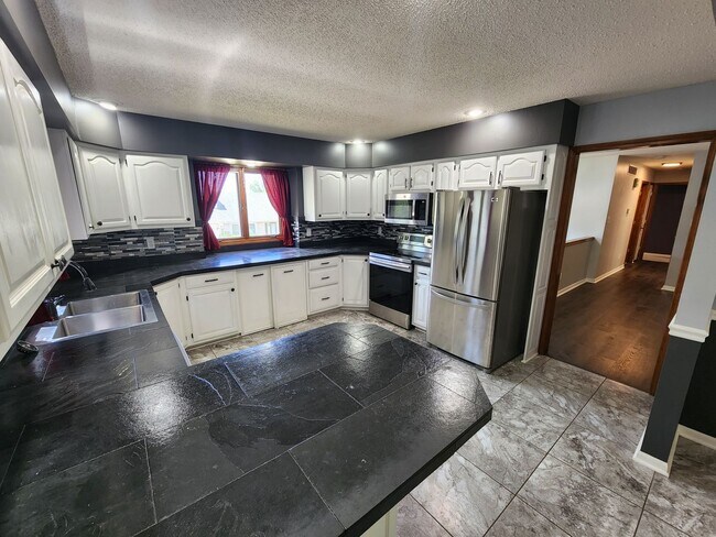 Foto del edificio - 2-Car Garage + Washer & Dryer + Recently Updated! Available September 3rd!