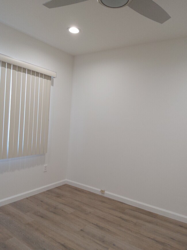 Office/ Additional Bedroom - 12801 Moorpark St