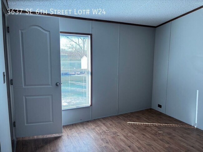 Foto del edificio - 3637 SE 6th St