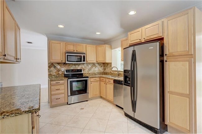 Building Photo - 110 Seminole Ln