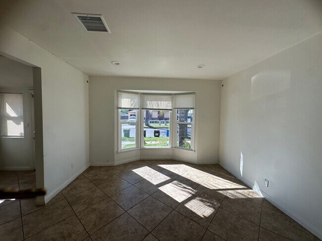 Foto del edificio - 8156 Tilden Ave