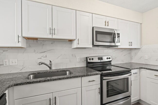 Building Photo - Delightful Two bedroom townhouse available NOW