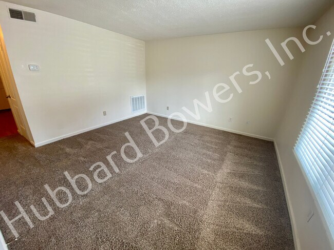 Building Photo - 502 Picadilly Square