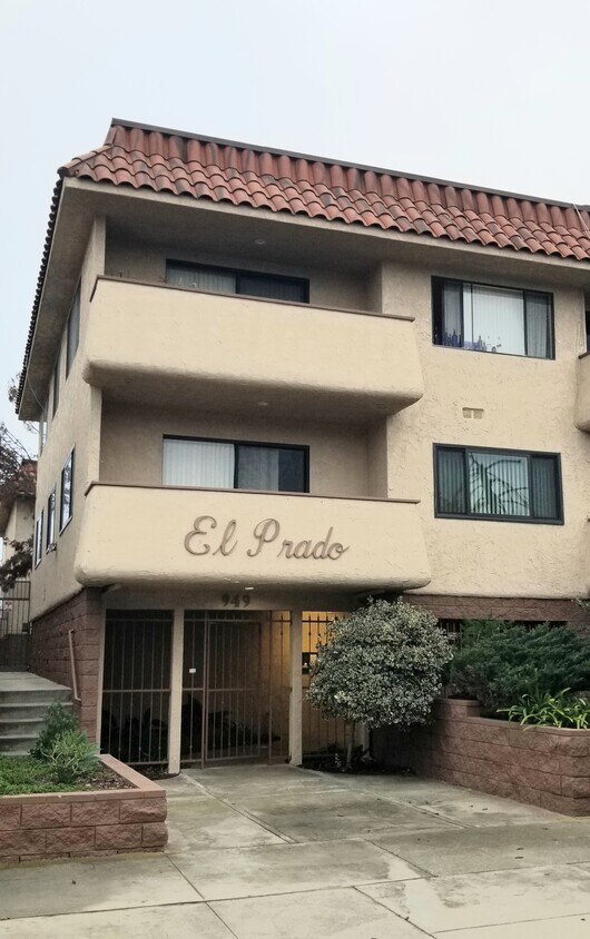 Primary Photo - 949 W 26th St