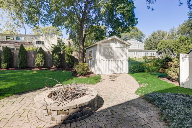 Foto del edificio - 1421 Briarwood Dr