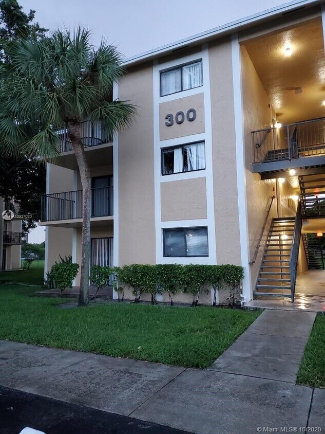 300 Palm Cir W Unit 201, Pembroke Pines, FL 33025 Condo for Rent in