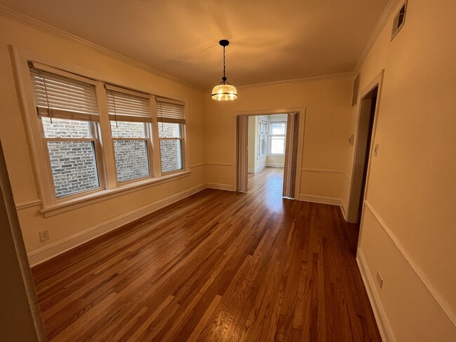 Building Photo - 5849-1 N Maplewood Ave