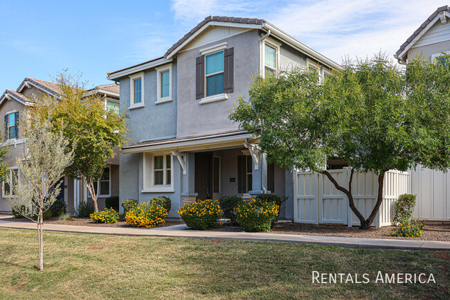 Building Photo - Beautiful & Spacious Gilbert Townhome!