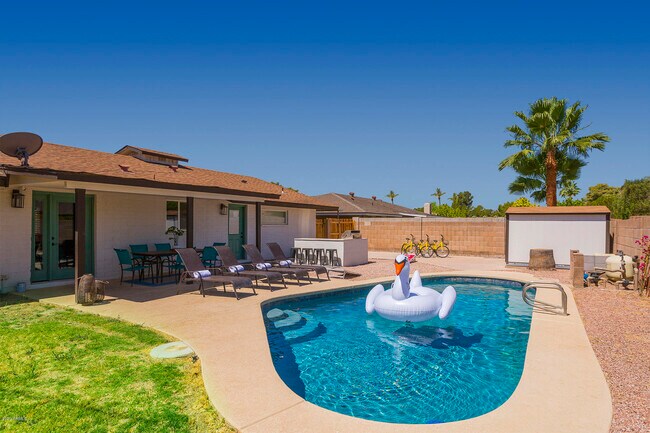 Foto del edificio - 8214 E Meadowbrook Ave