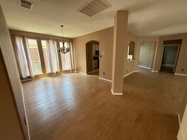 Building Photo - 2211 Cambridge Dale Ct