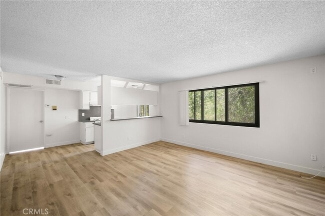Foto del edificio - 16226 Vanowen St