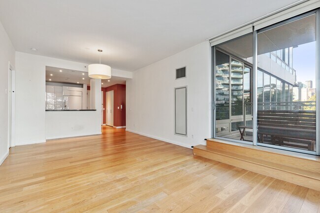 Building Photo - Luxury 2BR/2BA w/Balcony!