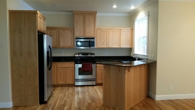 Building Photo - 647 SW Center St