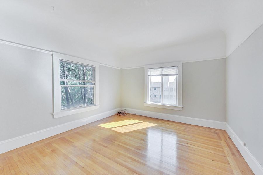 Primary Photo - Spacious, light filled upper unit in great...