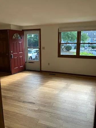 Foto del edificio - 3 bed 1 1/2 bath 4 level townhome availabl...