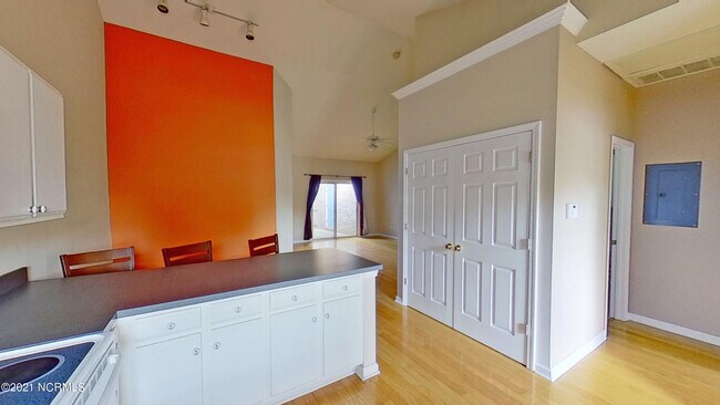 Building Photo - 3923 Spicetree Dr