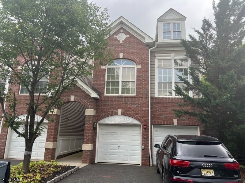 121 Donato Cir, Scotch Plains, NJ 07076 Room for Rent in Scotch