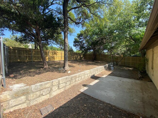 Foto del edificio - 11204 Brushy Glen Dr