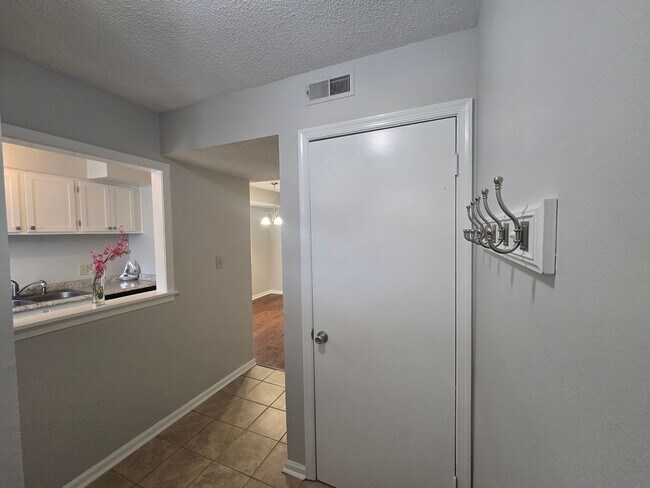 Building Photo - Convenient 2BR/2.5BA Condo in Chapel Hill