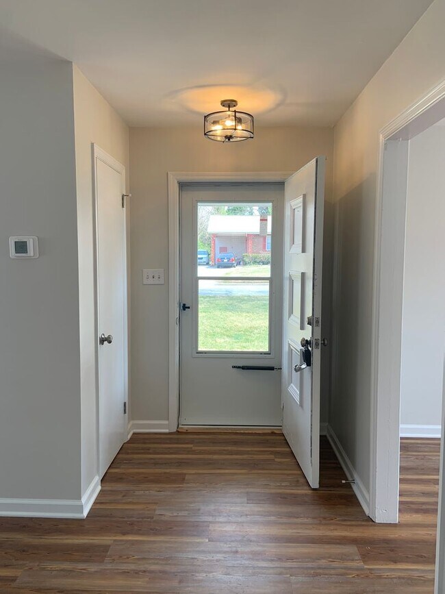 Building Photo - 2 Bedroom, 1 Bath Home