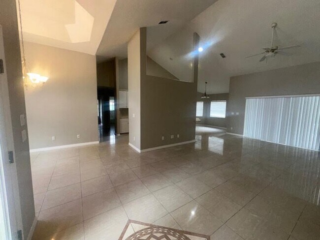 Building Photo - Pool home for rent !