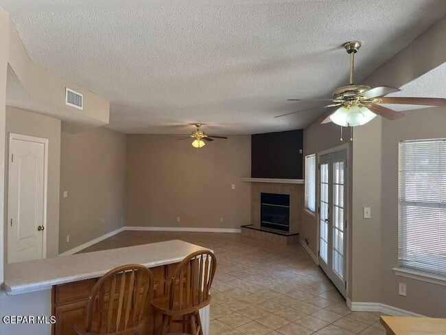 Foto del edificio - 7080 Luz De Espejo Dr