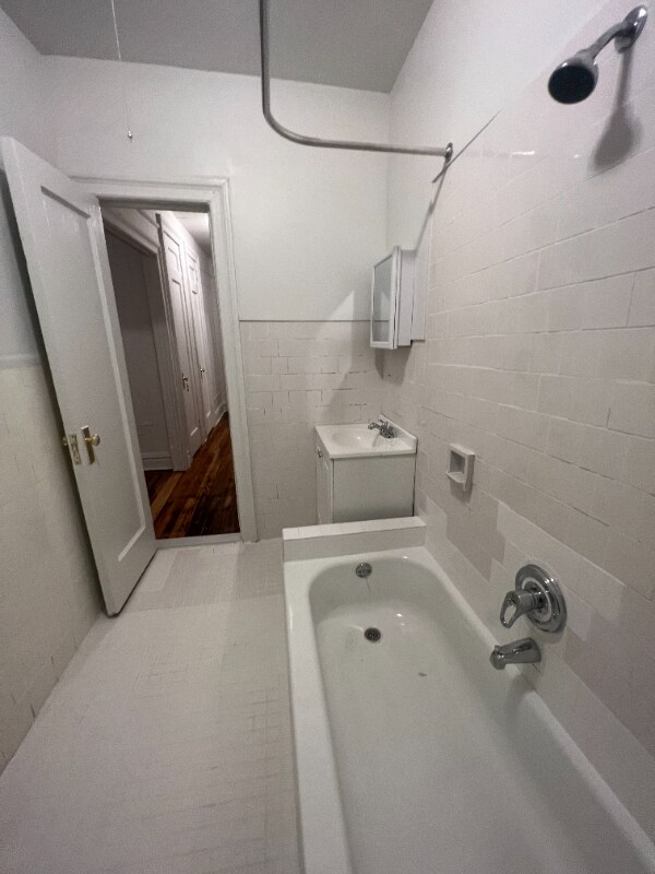 Building Photo - 316 E 211th St