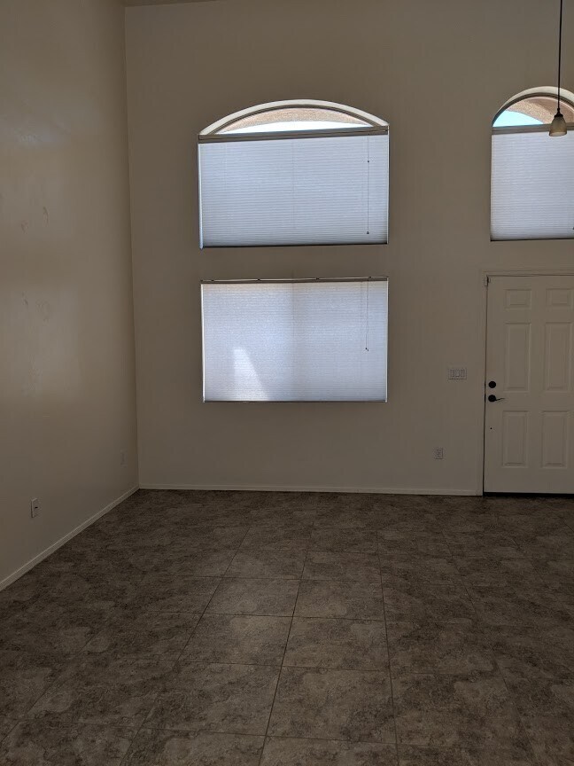 Building Photo - Home in Rita Ranch!