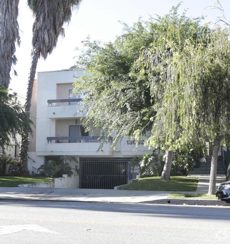 Building Photo - 13052 Moorpark St
