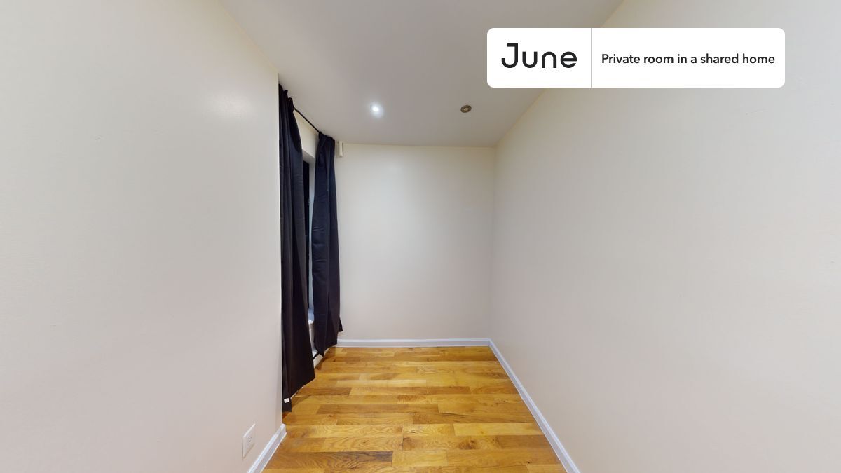 Foto principal - Private bedroom in 3 bed/1 bath Home