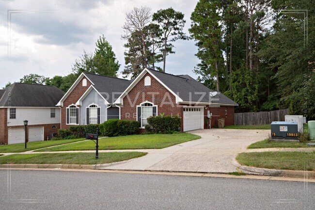 Building Photo - Stunning 4 Bedroom/2 Bathroom Home in West...