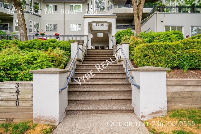 Building Photo - Top Floor with Loft - Pet Friendly!
