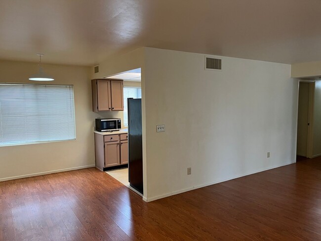 Building Photo - Two Bedroom Ground Floor Condo Near Presco...