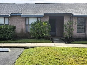 Building Photo - 2407 King Oak Ct